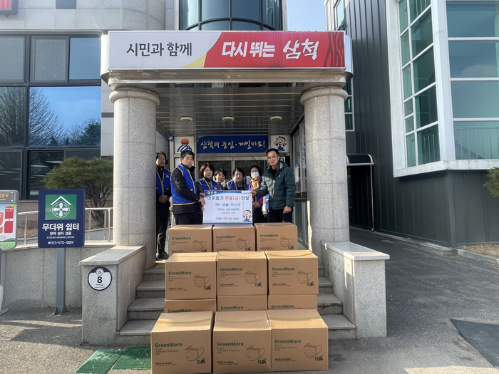 어바웃크린(대표 전일영)은 미로면의 어려운 이웃에게 전달해 달라는 취지로 미로면 지역사회보장협의체(민간위원장 이천우)에 300만 원 상당의 마스크 15박스를 기탁하며 “앞으로도 미로면 지역 주민을 위해 지속적인 후원을 이어가겠다”고 전했다. 이천우 민간위원장은 “어려운 이웃을 위해 따뜻한 나눔을 실천해 주신 데 감사드린다”며 “앞으로도 미로면 지역사회보장협의체는 함께할 기업과 단체를 적극 발굴해 나가겠다”고 말했다. 사진|삼척시청 