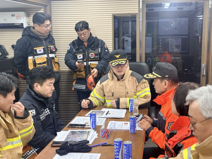 김승룡 소방청장 직무대행이 서울 개포동 구룡마을 화재 현장에서 유관기관과 상황판단회의를 주재하고 있다. 사진|소방청