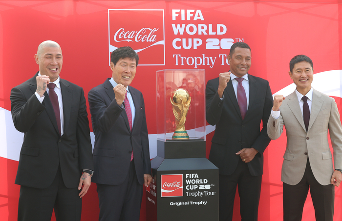 FIFA 월드컵 트로피, 4년만 한국 ‘공개’…브라질 ‘레전드’ 시우바에 차범근·차두리·이영표·구자철이 함께