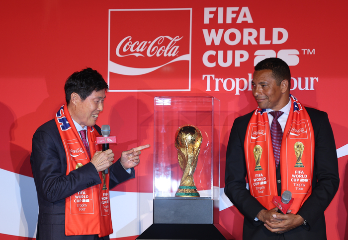 월드컵 ‘트로피’ 바라본 레전드 차범근 전 감독 “갖고 싶어도 가질 수 없어 ‘미운’ 감정이 든다”[SS현장]