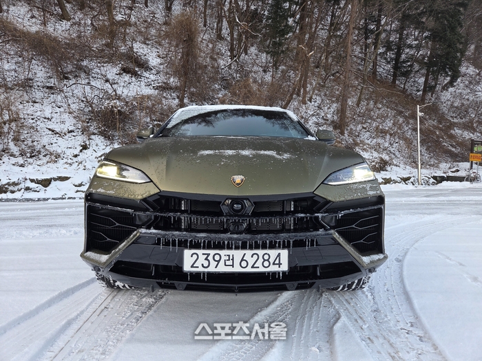 “난 앞만 보고 달려”…설원(雪原)을 찢는 두 개의 심장 ‘질주’, 람보르기니 우루스 SE [원성윤의 가요타요]