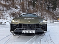 “난 앞만 보고 달려”…설원(雪原)을 찢는 두 개의 심장 ‘질주’, 람보르기니 우루스 SE [원성윤의 가요타요]