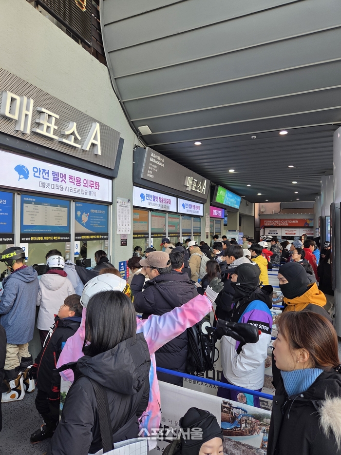 주말 아침, 달콤한 늦잠을 포기하고 스키장으로 향하는 발걸음은 결연하기까지 하다. 서울과 수도권 각지에서 새벽 6시 전후로 출발한 차량들이 주차장을 가득 메웠다. 홍천 | 원성윤 기자 socool@sportsseoul.com