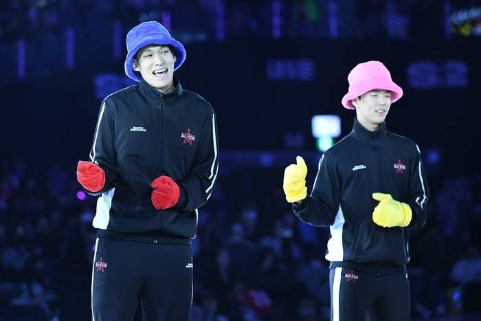 에디 다니엘, 양우혁, 김건하가 17일 서울 잠실실내체육관에서 열린 2025~2026 LG전자 프로농구 올스타전 전야제에서 특별 공연을 펼치고 있다. 사진 | KBL