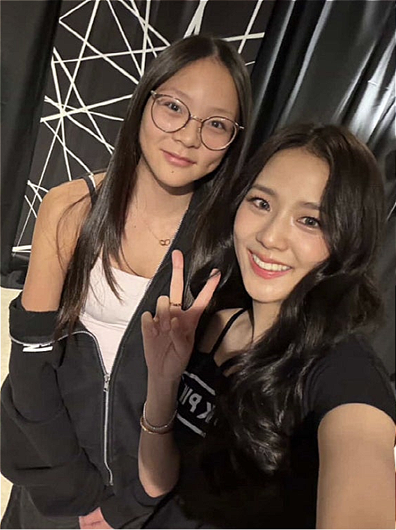 14살 추사랑, 지수 옆 수줍은 팬심…무대뒤 투샷 ‘콘서트 다녀왔Choo’