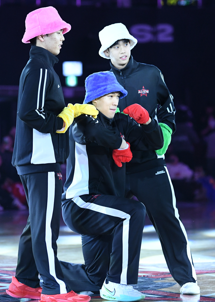에디 다니엘, 양우혁, 김건하가 17일 서울 잠실실내체육관에서 열린 2025~2026 LG전자 프로농구 올스타전 전야제에서 특별 공연을 펼치고 있다. 사진 | KBL