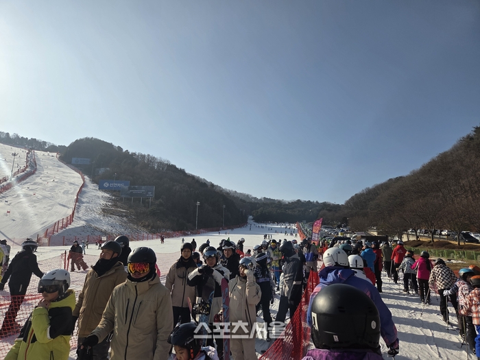 슬로프 위에서는 누구나 평등하다. 무빙워크를 타고 초급자 코스로 향하는 초보 스키어의 설렘 가득한 뒷모습부터, 가파른 슬로프를 거침없이 질주하는 상급자들의 역동적인 모습까지. 각자의 속도로 하얀 눈 위를 가르며 내려온다. 홍천 | 원성윤 기자 socool@sportsseoul.com