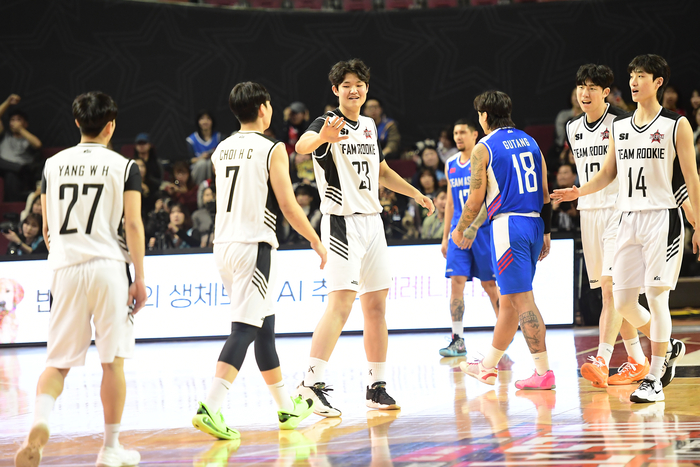 팀루키 선수들이 17일 서울 잠실실내체육관에서 열린 2025~2026 LG전자 프로농구 올스타전 전야제 경기에서 하이파이브를 하고 있다. 사진 | KBL