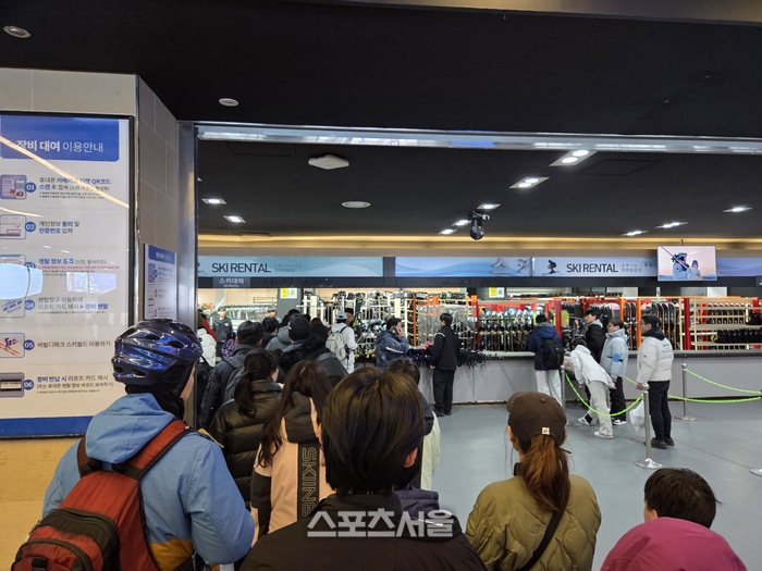 잠시 주춤했던 스키의 인기가 다시금 ‘붐’을 일으키고 있는 현상은 곳곳에서 포착됐다. 장비 대여소는 스키와 보드를 빌리려는 사람들로 발 디딜 틈 없이 북적였다. 홍천 | 원성윤 기자 socool@sportsseoul.com