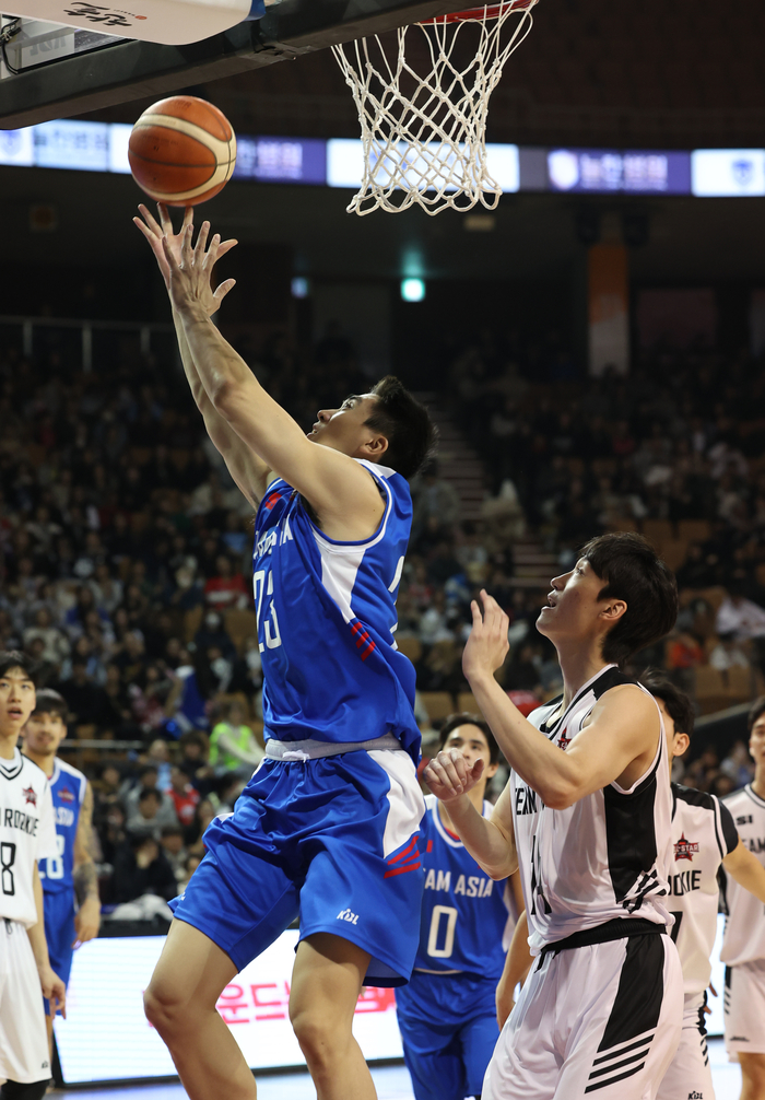 팀아시아 나바로가 17일 서울 잠실실내체육관에서 열린 2025~2026 LG전자 프로농구 올스타전 전야제 경기에서 슛을 시도하고 있다. 사진 | KBL
