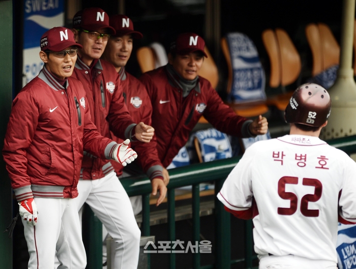 넥센 박병호가 8일 서울 목동구장에서 열린 2014 KBO리그 삼성과 한국시리즈 4차전 경기 1회말 2사 2루서 강정호의 타구를 삼성 3루수가 송구실책한 틈을 타 홈에 쇄도해 득점한 뒤 염경엽 감독의 격려를 받고 있다. 목동 | 스포츠서울DB