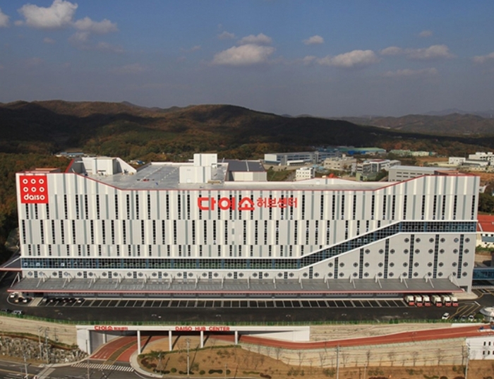 한국 관광 필수코스로 꼽히는 다이소는 2023년 최대 주주인 아성HMP가 일본 다이소산교가 보유한 지분 전량을 매수했다. 사진 | 아성다이소