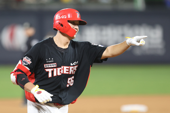 오선우가 홈런을 친 뒤 3루 베이스를 돌며 더그아웃을 향해 손짓을 하고 있다. 사진 | KIA 타이거즈