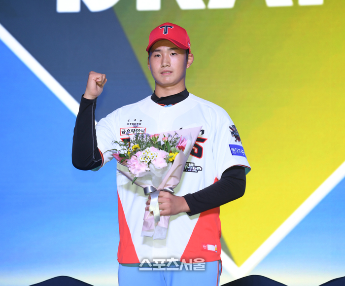 17일 서울 송파구 롯데호텔 월드에서 열린 2026 KBO 리그 신인드래프트에서 KIA애 지명된 광남고BC 김현수가 포즈를 취하고 있다. 최승섭기자 thunder@sportsseoul.com