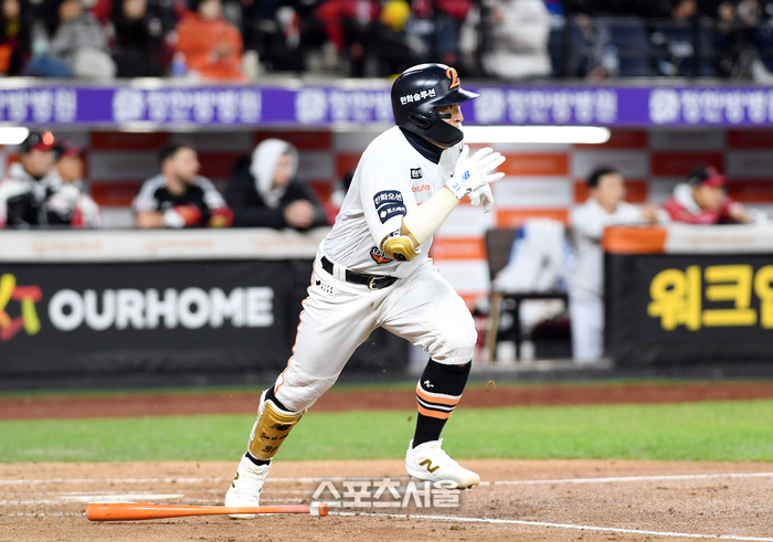 한화 손아섭이 30일 대전 한화생명 볼파크에서 열린 2025 KBO리그 LG와 한국시리즈 4차전 3회말 1사 LG 선발 치리노스를 상대로 내야안타를 치고 있다. 1회말에 이어 손아섭의 멀티 히트. 대전 | 박진업 기자 upandup@sportsseoul.com