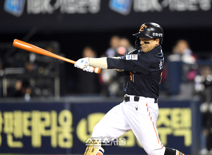 한화 손아섭이 27일 잠실구장에서 열린 2025 KBO리그 LG와 한국시리즈 2차전 1회초 2사 LG 선발 임찬규를 상대로 2루타를 치고 있다. 잠실 | 박진업 기자 upandup@sportsseoul.com