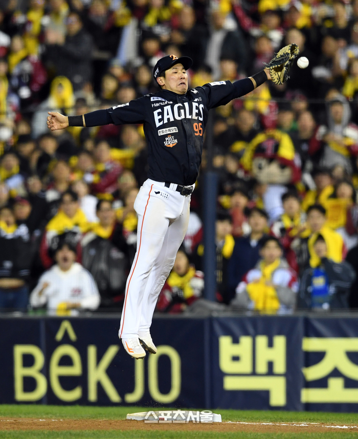 한화 2루수 황영묵이 LG와 한국시리즈 2차전 7회말 무사 2루 LG 박동원의 희생 번트 때 3루수 노시환의 악송구를 잡지 못하고 있다. 사진 | 박진업 기자 upandup@sportsseoul.com