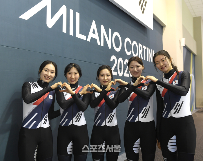 최민정, 이소연, 김길리, 노도희, 심석희(왼쪽부터)가 7일 진천 국가대표선수촌에서 훈련 후 포즈를 취하고 있다. 진천 | 최승섭기자 thunder@sportsseoul.com