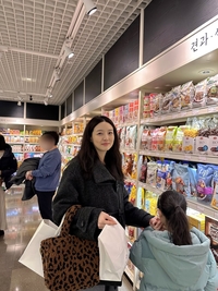 “올봄엔 넷 식구” 김소영, 백화점 나들이서 포착된 ‘우아한 D라인’