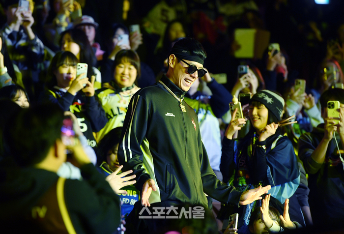 [포토]팬들과 하이파이브하며 입장하는 이관희