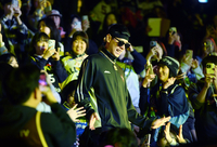 [포토]팬들과 하이파이브하며 입장하는 이관희