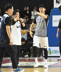 [포토]고자질 하는 유도훈 감독과 조상현 감독에게 테크니컬 파울 선