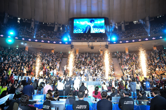 올스타 선수들이 경기 시작 전, 관중 출입구를 통해 입장하여, 응원단상에서 테마곡에 맞춰 춤을 추고 있다. 사진 | KBL