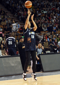 [포토]3점슛 던지는 전희철 감독