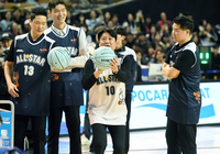 [포토]조상현 감독이 노려보는 가운데 3점슛 던지는 문경은 감독