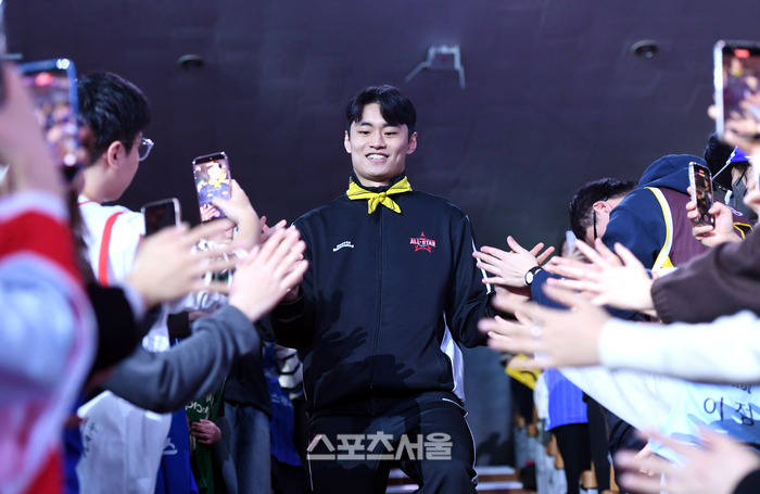 [포토]올스타 팬투표 1위 유기상, 환한 미소로