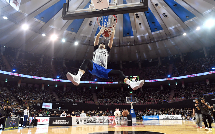 [포토]덩크 콘테스트 우승 차지한 삼성 조준희