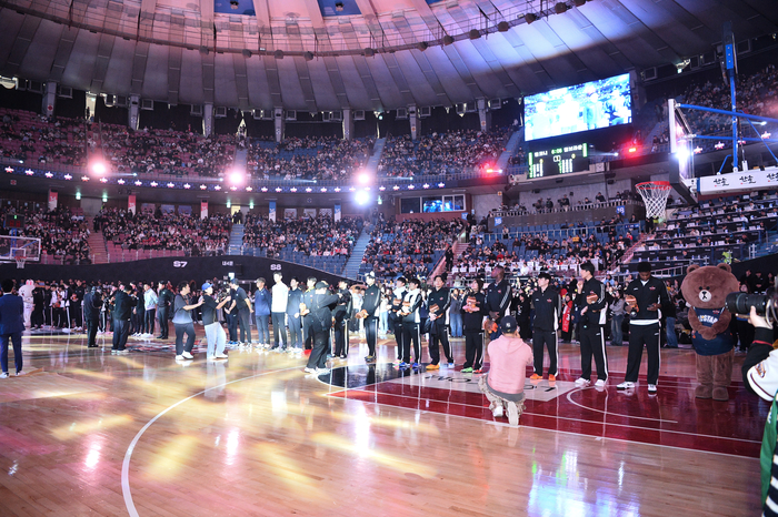 KBL 올스타 선수들이 팬에게 인사를 하고 있다. 사진 | KBL