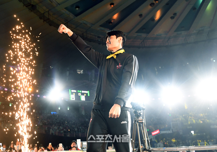 [포토]올스타 투표 1위 유기상, 춤 솜씨 뽐내며!