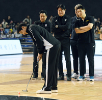 [포토]농구장에서 골프를... KCC 허훈의 퍼팅