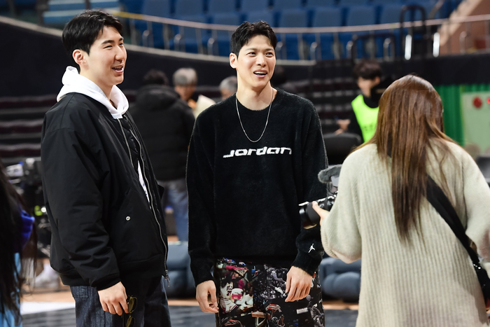 김선형이 문정현과 대화를 나누고 있다. 사진 | KBL