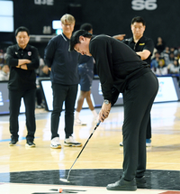 [포토]농구 코트 위에서 골프 퍼팅하는 문경은 감독