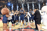 [포토]동료들으 축하 속에 MVP를 수상하는 나이트