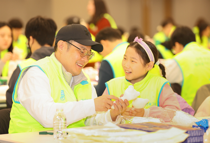 하나금융그룹, 미혼모 가정에 장난감 만들어 전달