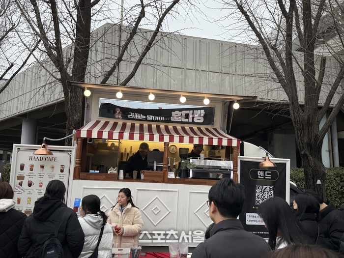 유도훈 감독의 이름을 딴 ‘라떼는 말이야...훈다방’ 커피 부스의 모습. 잠실 | 박연준 기자 duswns0628@sportsseoul.com