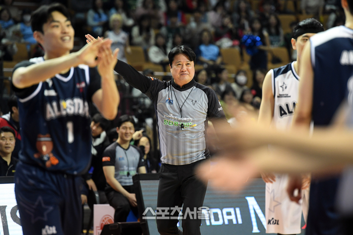 [포토]파울 선언하는 문경은 심판