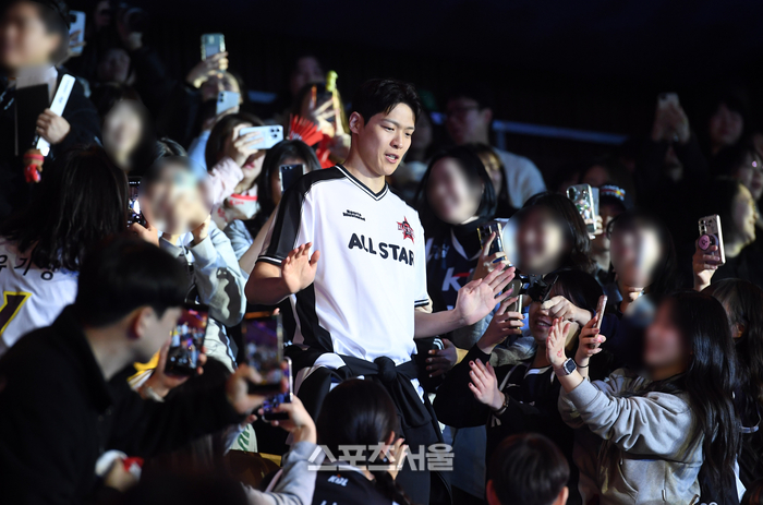 [포토]KT 김선형, 팬들과 하이파이브!