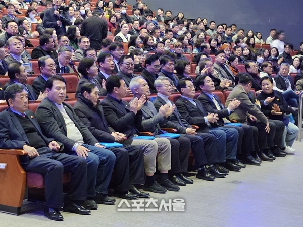 출판기념회장을 찾은 더불어민주당 국회의원 모습