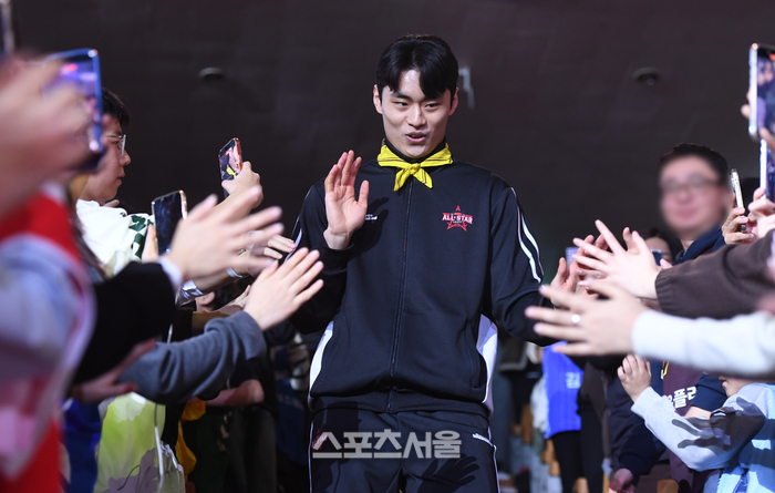 [포토]LG 유기상, 팬들과ㅏ 하이파이브 나누며!