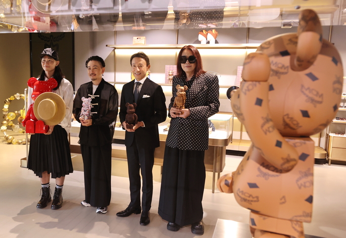 지난해 9월 2일 서울 강남구 MCM하우스에서 열린 ‘베어브릭 인 MCM 원더월드’(BE@RBRICK in MCM Wonderland) 전시에서 작가들이 작업한 베어브릭을 들고 포즈를 취하고 있다. 사진 | 연합뉴스