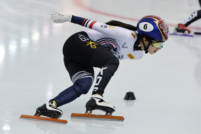 진천국가대표선수촌에서 열린 신년 훈련공개 행사에서 제25회 밀라노 코르티나담페초 동계올림픽 출전을 앞둔 쇼트트랙 국가대표 김길리가 훈련하고 있다. 사진 | 진천=연합뉴스