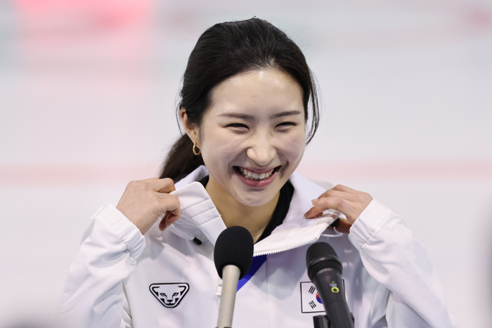 진천군 진천국가대표선수촌에서 열린 신년 훈련공개 행사에서 제25회 밀라노 코르티나담페초 동계올림픽 출전을 앞둔 쇼트트랙 국가대표 김길리가 취재진과 인터뷰하며 밝은 표정을 짓고 있다. 사진 | 진천=연합뉴스