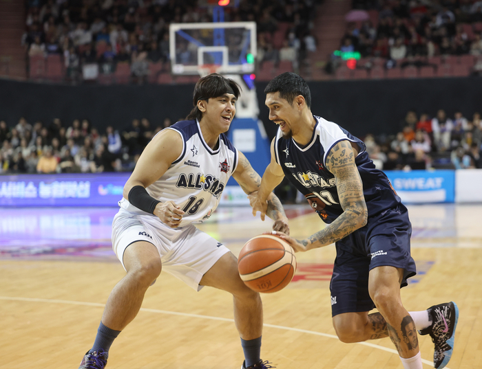 18일 서울 잠실실내체육관에서 열린 2025-2026 LG전자 프로농구 올스타전 팀 브라운과 팀 코니의 경기. 팀 브라운 이선 알바노가 드리블하고 있다. 왼쪽은 팀 코니 저스틴 구탕. 사진 | 연합뉴스