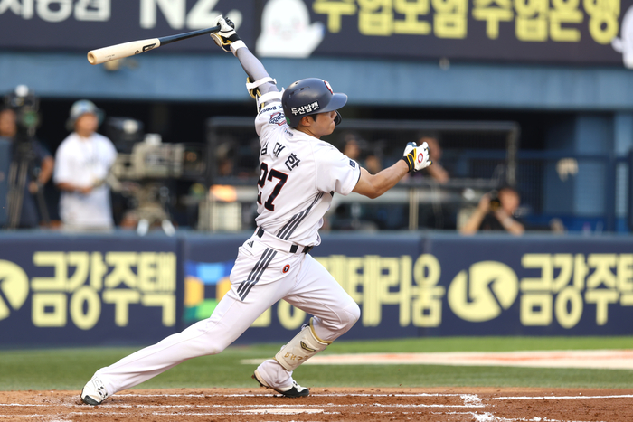 두산 김대한이 24일 서울 잠실구장에서 열린 2025 KBO리그 정규시즌 한화전에서 스윙하고 있다. 사진 | 두산 베어스