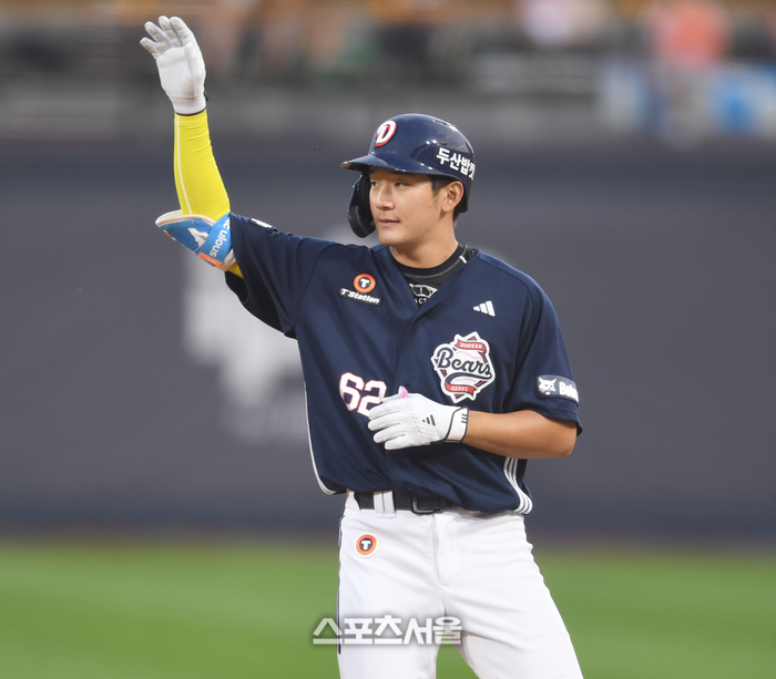 두산 안재석이 9일 수원케이티위즈파크에서 열린 2025 KBO리그 KT와 경기 1회초 좌전안타를 친 후 세리머니를 하고 있다. 수원 | 최승섭기자 thunder@sportsseoul.com