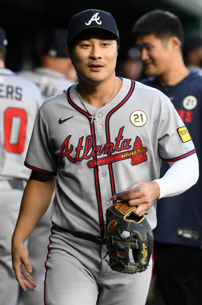 김하성이 수비 후 더그아웃에 들어와, 그라운드를 바라보고 있다. 사진 | AP연합뉴스